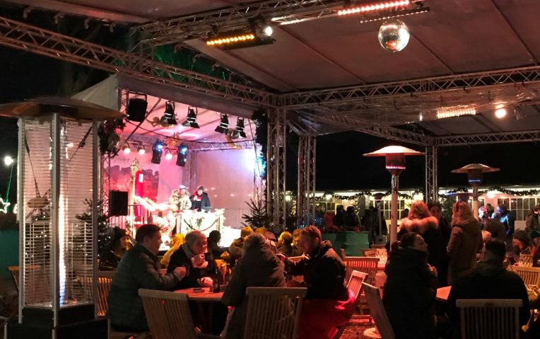 Outdoor-Event mit Bühne und Publikum