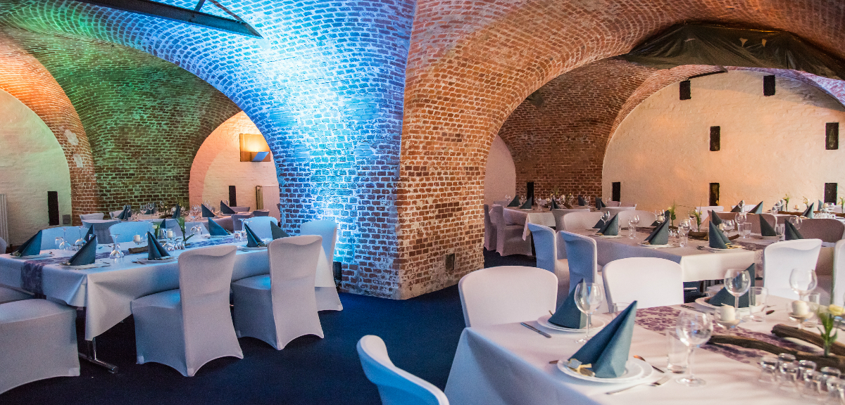 Gewölbesaal mit stimmungsvoller Beleuchtung