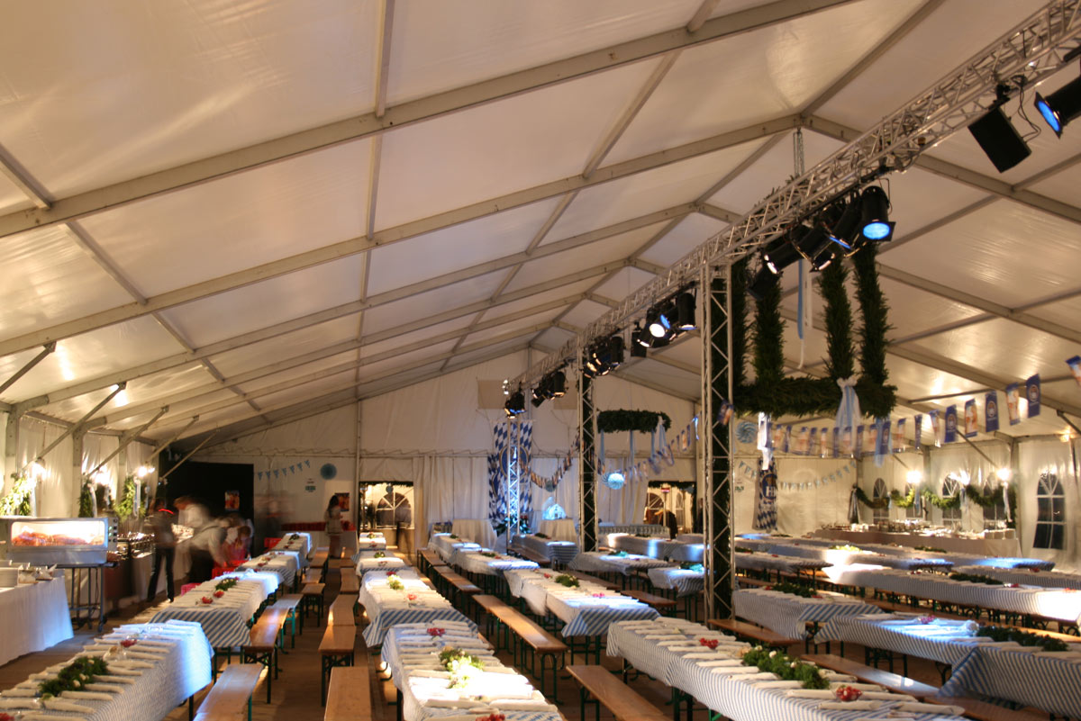 Festzelt mit Tischdekoration