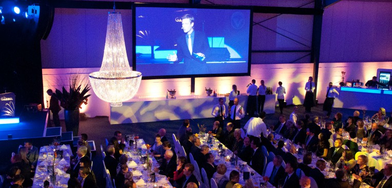 Gala-Event mit Kronleuchter und Bühne